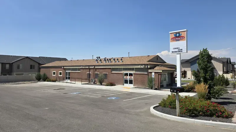 The brick building at 921 N Lincoln Ave in Jerome, Idaho, with the Jerome Handy Wash sign over the entrance and a parking lot in front